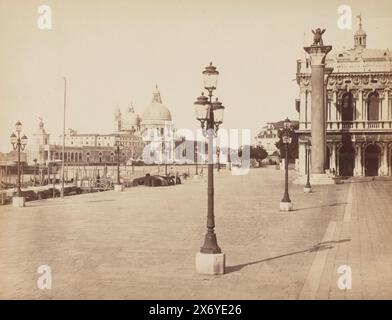 Ansicht der Riva degli Schiavoni in Venedig, Riva dei Schiavoni (Titel auf Objekt), (Venezia) (Titel auf Objekt), Foto, Giorgio Sommer, (zugeschrieben), Neapel, 1857 - 1914, Papier, Albumendruck, Höhe, 199 mm x Breite, 251 mm Stockfoto