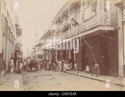 Straßenansicht in San Juan während des Karnevals, Puerto Rico, San Juan, Straße im Karneval (Titel auf Objekt), Foto, anonym, San Juan, 1880 - 1930, baryta-Papier, Höhe, 118 mm x Breite, 164 mm, Höhe, 160 mm x Breite, 210 mm Stockfoto