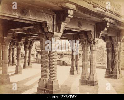 Säulen des Panch Mahal in Fatehpur Sikri, Uttar Pradesh, Indien, Foto, Samuel Bourne, (signiert vom Künstler), Fatehpur Sikri, 1863 - 1865, Papier, Albumendruck, Höhe, 238 mm x Breite, 295 mm, Höhe, 250 mm x Breite, 306 mm Stockfoto