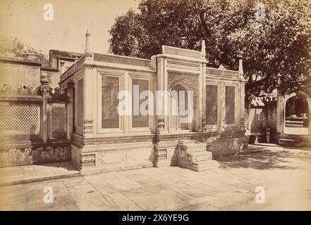 Grab von Mirza Jahangir im Hazrat Nizamuddin Dargah in Delhi, Indien, Foto: Samuel Bourne (signiert vom Künstler), Delhi, 1863 - 1865, Papier, Albumendruck, Höhe, 214 mm x Breite, 296 mm, Höhe, 240 mm x Breite, 318 mm Stockfoto