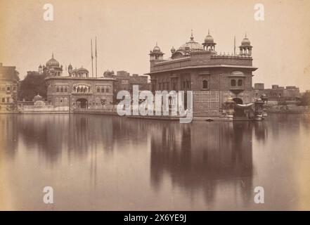 Der Goldene Tempel in Amritsar, Punjab, Indien, der Goldene Tempel in Amritsar, im nordindischen Bundesstaat Punjab, ist der wichtigste Schrein des Sikhismus. Die Sikhs nennen den Tempel Sri Harmandir Sahib Gurudwara. Der Tempel befindet sich im Sarovar-See. Punjab war der Ausgangspunkt für Bournes Expedition nach Kasmir im Jahr 1864., Foto: Samuel Bourne, (zugeschrieben), Amritsar, 1864, Karton, Albumendruck, Höhe, 215 mm x Breite, 290 mm, Höhe, 238 mm x Breite, 318 mm Stockfoto