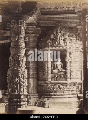 Inneres des Vimala Vasahi Jain Tempels, Mount Abu, Rajasthan, Indien, Foto, Anonym, Mount Abu, 1865 - 1890, Papier, Albumendruck, Höhe, 236 mm x Breite, 185 mm, Höhe, 262 mm x Breite, 199 mm Stockfoto