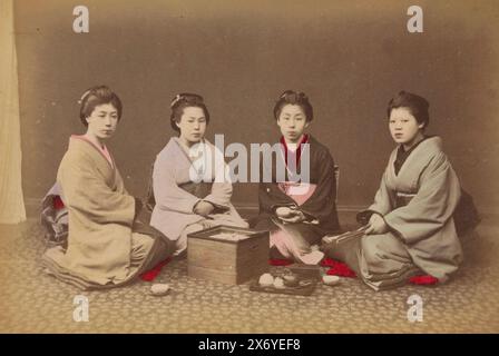 Gruppenporträt von vier unbekannten japanischen Frauen beim Tee, Foto, anonym, Japan, 1860 - 1900, Papier, Albumendruck, Höhe, 90 mm x Breite, 137 mm, Höhe, 113 mm x Breite, 170 mm Stockfoto