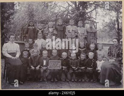 Gruppenporträt (Klassenfoto) der Klasse H S III in Ter Aar, Foto ist auf verziertem Karton montiert, Foto, Bernard de Jong, (auf dem Objekt erwähnt), Breda, 1900 - 1920, Papier, Höhe, 108 mm x Breite, 151 mm, Höhe, 216 mm x Breite, 263 mm Stockfoto