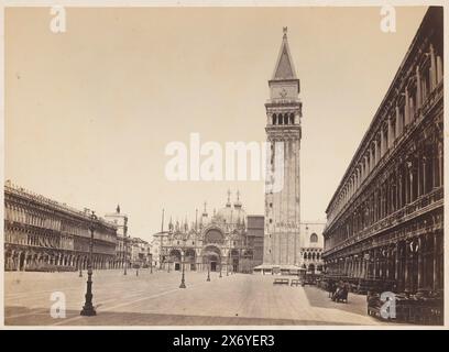 Blick auf den Markusplatz, San Marco, Dogenpalast und Campanile in Venedig, Italien, Piazza di S. Marco dal Palazzo reale (Titel auf Objekt), Foto, Carlo Ponti, (auf Objekt erwähnt), Venedig, c. 1850 - c. 1920, Karton, Albumendruck, Höhe, 306 mm x Breite, 439 mm Stockfoto