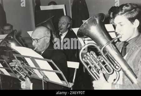 Porträt einer Gruppe von Blasspielern, Foto, anonym, unbekannt, 1930 - 1940, fotografischer Träger, Gelatinedruck, Höhe, 90 mm x Breite, 140 mm Stockfoto