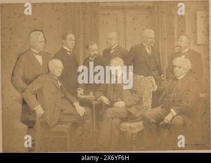 Gruppenporträt mit Gentlemen, Foto, Jacob Merkelbach, (auf dem Objekt erwähnt), Amsterdam, 1925, fotografischer Träger, Gelatinedruck, Höhe, 266 mm x Breite, 370 mm, Höhe, 294 mm x Breite, 399 mm Stockfoto