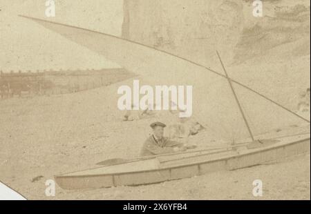 Segelboot am Strand von Petites-Dalles, Ma pirogue à voile (Titel auf Objekt), Foto, anonym, Les Petites-Dalles, 1872, Papier, Albumendruck, Höhe, 49 mm x Breite, 89 mm, Höhe, 302 mm x Breite, 190 mm Stockfoto