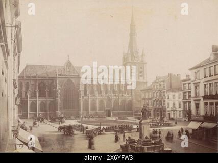 Blick auf die St. Paul's Cathedral und den Brunnen La Vierge à l'Enfant in Lüttich, Belgien, Foto, anonym, nach Skulptur von Jean Del Cour, Lüttich, 1860 - 1900, Papier, Albumendruck, Höhe, 115 mm x Breite, 167 mm Stockfoto