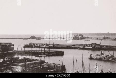 Port of Saint Helier on Jersey, St Helier's Harbour, Jersey (Titel auf Objekt), fotomechanischer Druck, Anonym, Hersteller: Anonym, Jersey, 1870 - 1930, Papier, Kollotyp, Höhe, 100 mm x Breite, 150 mm Stockfoto