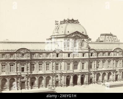 Innenhof des Louvre in Paris, Cour du Louvre (Titel auf Objekt), Foto, Achille Quinet, (auf Objekt erwähnt), Paris, 1865 - 1880, Papier, Albumendruck, Höhe, 192 mm x Breite, 245 mm, Höhe, 308 mm x Breite, 430 mm Stockfoto