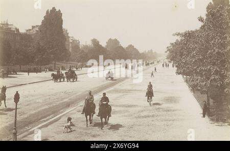 Avenue du Bois de Boulogne mit Fahrern und Kutschen, Paris, Paris - l'Avenue du Bois de Boulogne (Titel auf Objekt), Foto, X-Foto., (auf Objekt erwähnt), Herausgeber: Jules Hautecoeur, (auf dem Objekt erwähnt), Paris, 1887 - 1900, Papier, Albumendruck, Höhe, 118 mm x Breite, 182 mm Stockfoto