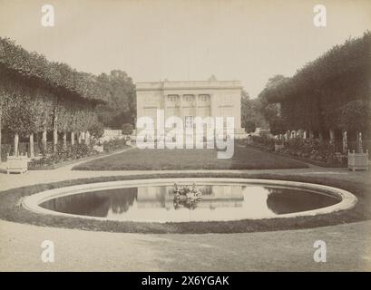 Blick auf Petit Trianon in den Gärten des Schlosses von Versailles, Le Petit Trianon (Titel auf Objekt), Foto, X-Foto., (auf Objekt erwähnt), Herausgeber: Jules Hautecoeur, (erwähnt am Objekt), Versailles, Verlag: Paris, 1887 - 1900, Papier, Albumendruck, Höhe, 207 mm x Breite, 275 mm Stockfoto