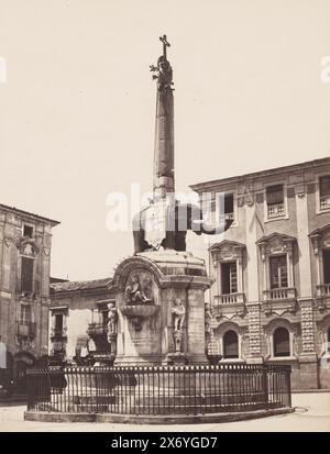 Elefantenbrunnen auf der Piazza del Duomo in Catania, Italien, Fontana dell'Elefante (Titel auf Objekt), Catania (Titel auf Objekt), Foto, Roberto Rive, (zugeschrieben), Catanië, 1860 - 1889, Karton, Albumendruck, Höhe, 254 mm x Breite, 191 mm, Höhe, 385 mm x Breite, 309 mm Stockfoto