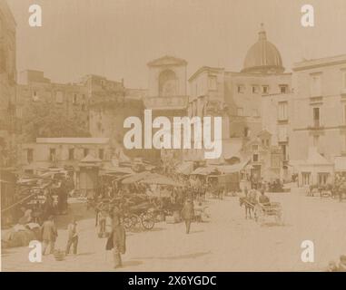 Marktplatz in Neapel, an der Porta Capuana, Italien, Porta Capuana con la Piazza del Mercato (Titel auf Objekt), Napoli (Titel auf Objekt), Foto, Fratelli Alinari, (auf Objekt erwähnt), Neapel, 1852 - 1890, Karton, Albumendruck, Höhe, 308 mm x Breite, 400 mm Stockfoto