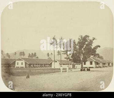 Ansicht eines Militärlagers mit fünf Indonesiern und zwei Europäern in Olehleh, Sumatra, Neues Militärlager auf der Landzunge in Olehleh (Titel auf Objekt), Foto, anonym, Olehleh, 1870 - 1900, Papier, Albumendruck, Höhe, 195 mm x Breite, 244 mm, Höhe, 330 mm x Breite, 410 mm Stockfoto