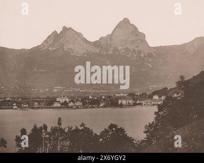 Blick auf Brunnen am Vierwaldstättersee in der Schweiz, im Hintergrund der große und kleine Mythen, Brunnen (Titel auf Objekt), fotomechanischer Druck, anonym, anonym, Brunnen, 1870 - 1930, Papier, Kollotyp, Höhe, 348 mm x Breite, 456 mm Stockfoto