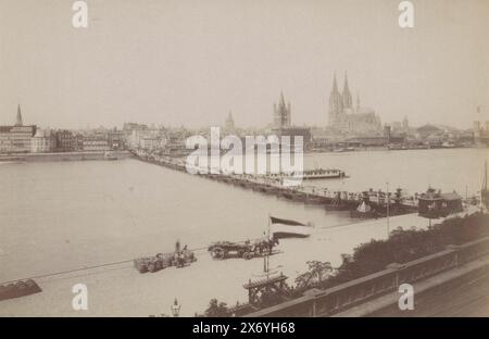 Blick auf Köln und den Rhein, Foto vom rechten Rheinufer, von Deutz, mit Blick auf die Pontonbrücke zwischen Köln und Deutz., Foto, anonym, Deutz, 1880 - 1910, Papier, Albumendruck, Höhe, 100 mm x Breite, 152 mm Stockfoto