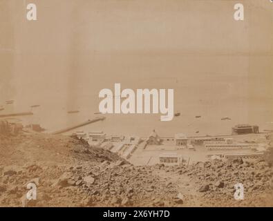 Blick auf die Küste von Aden, Foto, anonym, Aden, 1851 - 1900, Papier, Albumendruck, Höhe, 195 mm x Breite, 257 mm Stockfoto