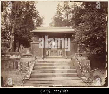 Grab von Shogun Tokugawa Ienobu in Zōjō-JI, Shiba Park, Tokio, Uyeno (Titel auf Objekt), Japan 1884 (Titel auf Objekt), Foto, anonym, Shibapark, 1884, Papier, Albumendruck, Höhe, 213 mm x Breite, 263 mm, Höhe, 295 mm x Breite, 318 mm Stockfoto