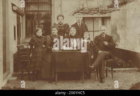 Familienporträt am Tisch im Innenhof, Schrankfoto, anonym, ca. 1880 - ca. 1905, fotografischer Träger, Höhe 108 mm x Breite, 166 mm Stockfoto
