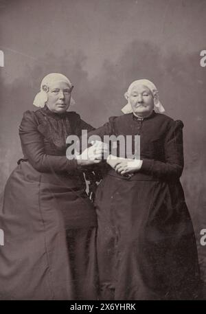 Porträt von zwei unbekannten Frauen in friesischen Trachten, Kabinettfoto, Idanus Hendrikus Slaterus, (auf dem Objekt erwähnt), Leeuwarden, c. 1890 - c. 1910, Pappe, Höhe, 143 mm x Breite, 100 mm Stockfoto