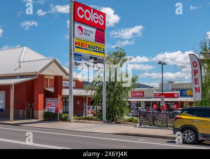 Der Eingang zum Tenterfield Shopping Centre, einschließlich Coles, in Tenterfield, New South Wales, Australien, der Geburtsort der Föderation in australien Stockfoto