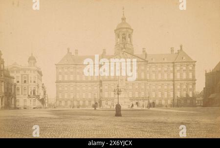 Blick auf den Königlichen Palast auf dem Dam-Platz in Amsterdam, Foto, Hersteller: M. Couvée, (auf dem Objekt erwähnt), 1870 - 1900, Karton, Albumendruck, Höhe, 108 mm x Breite, 167 mm Stockfoto