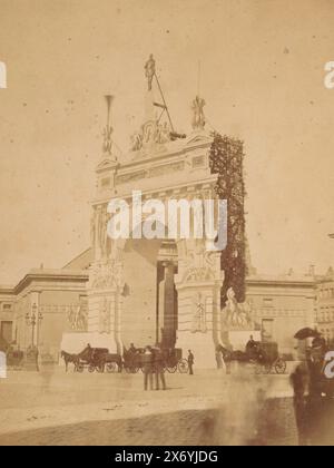 Blick auf den Dam-Platz in Amsterdam, mit dem Beurs van Zocher, Dam (Titel auf Objekt), Foto, Hermanus Jodocus Weesing, (auf Objekt erwähnt), Amsterdam, 1868 - 1900, Karton, Albumendruck, Höhe, 165 mm x Breite, 107 mm Stockfoto