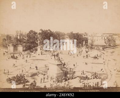 Paseo de la Reforma in Mexiko-Stadt, Entrada al Paseo de la Reforma, Eingang zum Reform Drive (Titel auf Objekt), Mexiko (Serientitel auf Objekt), Verkehrsplatz mit einer Statue in der Mitte eines Reiters auf dem Pferd., Foto, Abel Briquet, (erwähnt auf Objekt), Mexico-Stad, 1896, Papier, Albumendruck, Höhe, 191 mm x Breite, 250 mm, Höhe, 214 mm x Breite, 278 mm Stockfoto