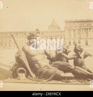 Blick auf das Neptunbecken vor dem Schloss von Versailles, Stereographie, anonym, Versailles, um 1850 - um 1880, fotografischer Träger, Albumendruck, Höhe, 82 mm x Breite, 171 mm Stockfoto