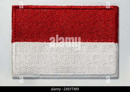 Gesticktes Emblem der indonesischen Nationalflagge, die üblicherweise als rot-weiße Flagge oder zweifarbige Flagge bezeichnet wird Stockfoto