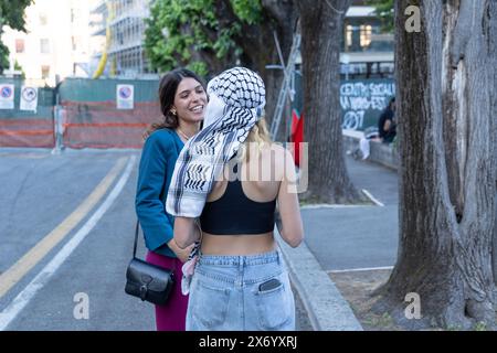 Rom, Italien. Mai 2024. Mädchen mit Keffiyeh an der Universität La Sapienza in Rom (Foto: Matteo Nardone/Pacific Press) Credit: Pacific Press Media Production Corp./Alamy Live News Stockfoto