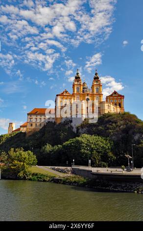 Das historische Kloster Melk, ein Wahrzeichen des Wachautals, liegt auf einem Felsvorsprung über der Donau in Melk, Österreich. Stockfoto