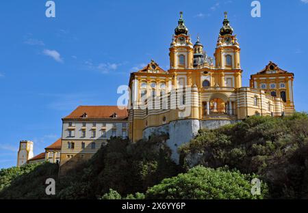 Das historische Kloster Melk, ein Wahrzeichen des Wachautals, liegt auf einem Felsvorsprung über der Donau in Melk, Österreich. Stockfoto