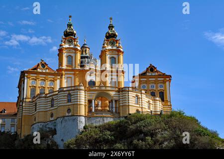 Das historische Kloster Melk, ein Wahrzeichen des Wachautals, liegt auf einem Felsvorsprung über der Donau in Melk, Österreich. Stockfoto