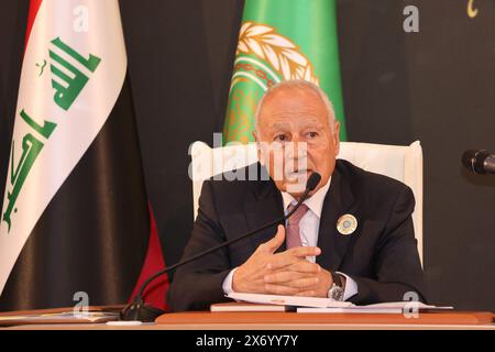 Manama, Bahrain. Mai 2024. Der Generalsekretär der Arabischen Liga (AL), Ahmed Aboul-Gheit, nimmt an der Pressekonferenz nach Abschluss des 33. Gipfels der Arabischen Liga, der am 16. Mai 2024 in Manama (Bahrain) stattfand, Teil. Die Arabische Liga forderte am Donnerstag die Entsendung von Friedenstruppen der Vereinten Nationen in den besetzten palästinensischen Gebieten bis zur Umsetzung der zwei-Staaten-Lösung. Quelle: Wang Haizhou/Xinhua/Alamy Live News Stockfoto