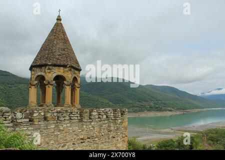 Luftaufnahme des Ananuri Festungskomplexes in Georgia, bewölkter Himmel mit Kopierraum für Text Stockfoto