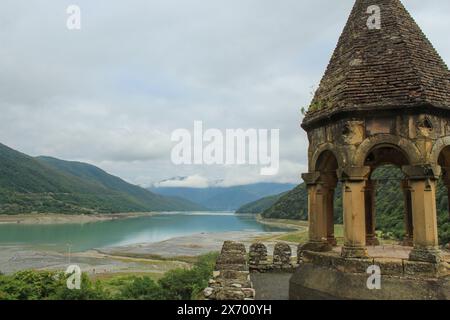 Glockenturm der Ananuri-Festung in der Nähe des gleichnamigen Dorfes Georgien. BEWÖLKTER HIMMEL MIT KOPIERRAUM Stockfoto