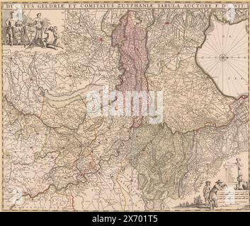 Karte von Gelderland, ducatus Geldriae, et comitatus Zutphaniae (Titel über Objekt), der Titel in einem Balken über der Karte. Oben links die Wappen von Gelre und der Stadt Zutphen. Unten rechts eine Legende und eine Kartusche mit zwei Schuppenstiften: 3 Gemene Duytsche Mylen von 15 in A Graedt, 4 französische Myle orte ure gaens, machen die vier drei Duytse Myle. Die Karte hat eine Gradverteilung entlang der Kanten., Druck, Druckerei: Abraham Jansz. Deur, Verlag: Frederik de Wit, (abgelehnte Zuschreibung), Verlag: Covens & Mortier, (erwähnt auf dem Gegenstand), Amsterdam, um 1667 und/oder 1721 - 1774, Paper, Etching Stockfoto