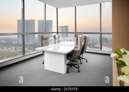 Bild eines leeren Tagungsraums mit großen Glasfenstern und Blick auf die Stadt in Jakarta, Indonesien. Asiatischer Luxus-Innenraum des Sitzungssaals. Stockfoto