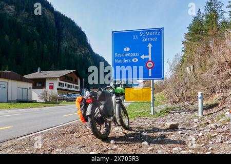 Martina, Schweiz, 11. April 2024: Fatbike überquert die Alpen vor dem Aufstieg zum Reschenpass in der Schweiz Stockfoto