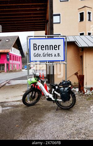 Brenner, Österreich, 22. April 2024: E-Fatbike am Brennerpass in Österreich vor der Alpenüberquerung Stockfoto