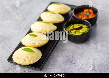 Selektiver Fokus auf das berühmte südindische Essen „Idli vada“ mit Sambar und Chatney. Stockfoto