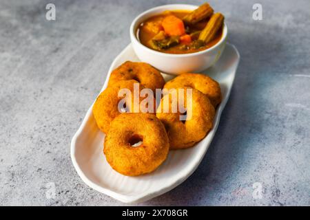 Selektiver Fokus auf das berühmte südindische Essen „Medu Vada“ mit Sambar und Kokosnuss-Chatney. Stockfoto