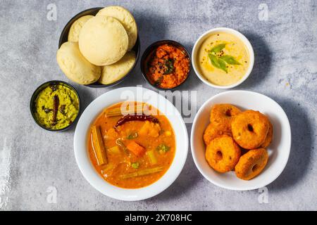 Selektiver Schwerpunkt der berühmten südindischen Küche „Idli Vada“, „Medu Vada“, „Dosa“ mit Sambar, Kokos-Chatney und Tomaten-Chatney. Stockfoto