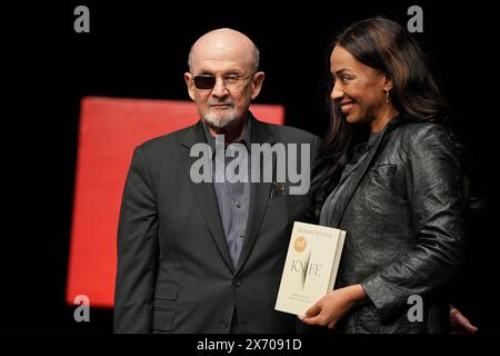 Berlin, Deutschland. Mai 2024. Der Autor Salman Rushdie und seine Frau Rachel Eliza Griffiths (r), fotografiert am Deutschen Theater während eines Fotoaufrufs vor der Lesung seines neuen Buches „Messer“. Gedanken nach einem versuchten Mord. Rushdie wurde mit einem Messer angegriffen und bei einer Lesung am 12. August 2022 schwer verletzt. Quelle: Soeren Stache/dpa/Alamy Live News Stockfoto