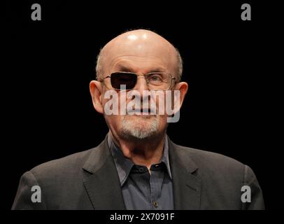 Berlin, Deutschland. Mai 2024. Der Schriftsteller Salman Rushdie, fotografiert am Deutschen Theater während eines Fotoaufrufs vor der Lesung seines neuen Buches „Messer“. Gedanken nach einem versuchten Mord. Rushdie wurde mit einem Messer angegriffen und bei einer Lesung am 12. August 2022 schwer verletzt. Quelle: Soeren Stache/dpa/Alamy Live News Stockfoto