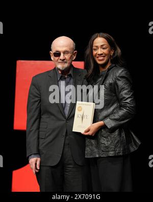 Berlin, Deutschland. Mai 2024. Der Autor Salman Rushdie und seine Frau Rachel Eliza Griffiths (r), fotografiert am Deutschen Theater während eines Fotoaufrufs vor der Lesung seines neuen Buches „Messer“. Gedanken nach einem versuchten Mord. Rushdie wurde mit einem Messer angegriffen und bei einer Lesung am 12. August 2022 schwer verletzt. Quelle: Soeren Stache/dpa/Alamy Live News Stockfoto