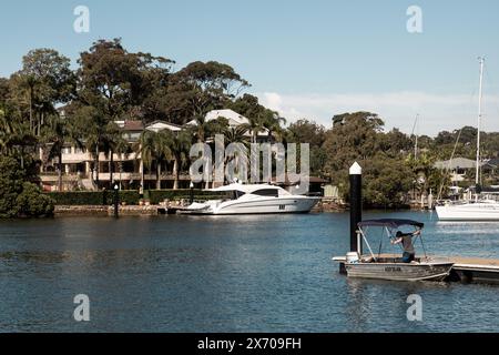 Wohnanlagen mit Blick auf Bayview Dog Park, Rowland Reserve, Bayview, Sydney. Stockfoto